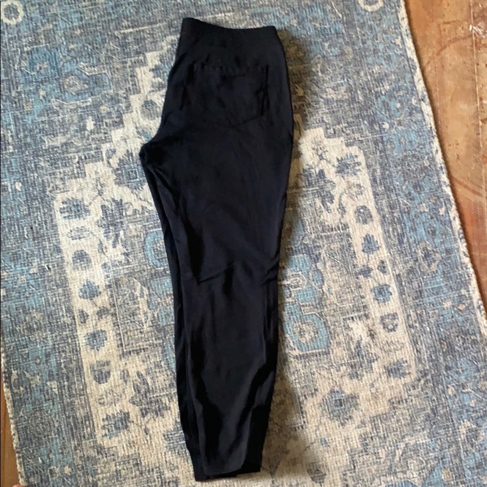 Stretchy black leggings with back pockets